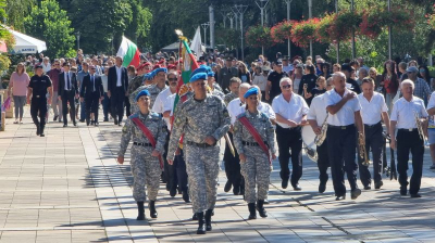 С празнично шествие, тържествена церемония, цветя и почит пред паметника на възрожденците