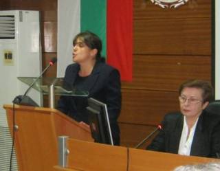 На сесията на Общинския съвет на Ямбол Катя Георгиева: