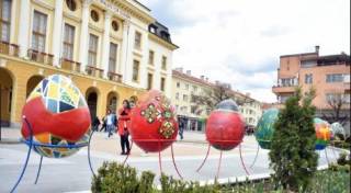 Честит Празник с Великденската украса на град