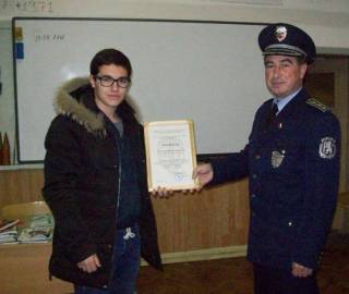 Областна дирекция на МВР- Ямбол награди 17-годишния Иван Димитров за оказано　съдействие на полицията