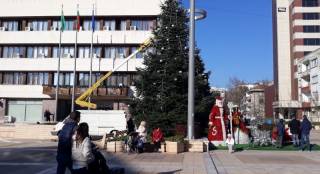 Ямболският Дядо Коледа тази година е в традиционния си