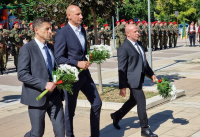 От тази снимка - от полагането на цветя пред Паметника на ямболските възрожденци