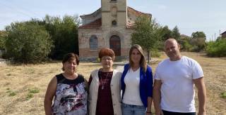 Депутатът Мария Цветкова и кметът на Маломир в подкрепа на църквата в селото