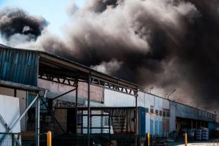 Пожар се разбушува в мебелно предприятие в Индустриалната зона на Ямбол