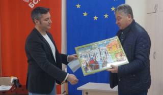Народните представители от БСП получиха благодарствени писма и картини като дарители на община „Тунджа“