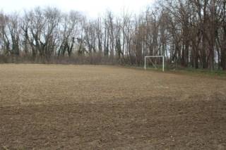 Обновява се теренът на спортно игрище „Г. Дражев“ в Ямбол, съобщи най-сетне от община Ямбол Попкръстева