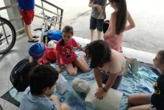 Деца се учат да оказват първа помощ при воден инцидент