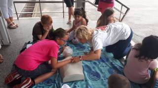 Деца се учат да оказват първа помощ при воден инцидент