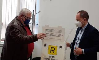 Контейнери за опасни болнични отпадъци предостави областен управител на болниците