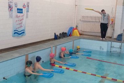 Успешно стартира обучението от трето ниво по плуване и