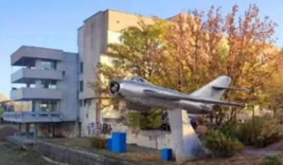 Защо самолетът беше /и ще бъде!/ поставен тук