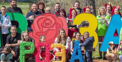 Близо 100 души станаха част от празничното шествие в село Роза на Цветница