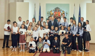 Е. Керязов: президентът на Република България, г-н Румен Радев, награди най-добре представилите се деца