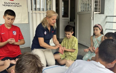 ДЕЦА СЕ УЧАТ ДА ОКАЗВАТ ПЪРВА ПОМОЩ ПРИ ВОДЕН ИНЦИДЕНТ