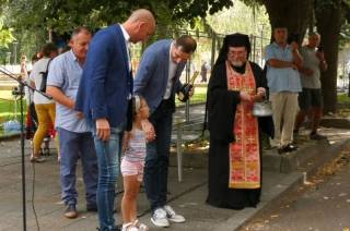 С водосвет, церемония „първа копка“ и пресконференция започна ремонтът на улица „Търговска