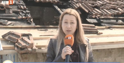 Младежи и деца от ямболското село Кабиле се включват в овладяването на пожар още преди да пристиге пожарната.