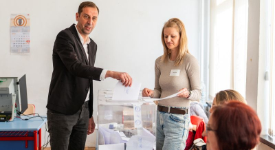 Кметът на Ямбол Валентин Ревански гласува на парламентарните избори