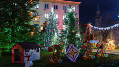 Грейна коледната украса пред община „Тунджа“