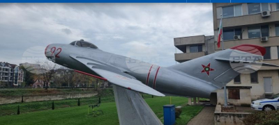 БТА: В Ямбол отново експонираха изтребител МиГ-17 на старото му място в града