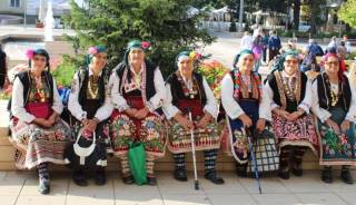 В Събота, 3 окт. . Регионален преглед на българската песен „Пеем, затова не стареем”-