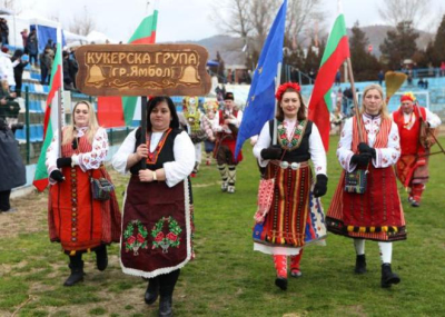 Ямболски кукери представят обредността на „Кукерландия“ в Симитли и Разлог