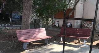 Община Ямбол монтира реновирани пейки в кварталите на града