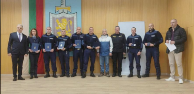 Вътрешният министър Емил Дечев поздрави и награди полицаи от РПУ - Ямбол, които спасиха дете