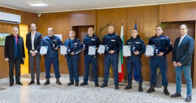 /и ВИДЕО/Кметът на Ямбол Валентин Ревански отличи с „Герб на община Ямбол“ седем полицаи и гражданин, спасили дете /