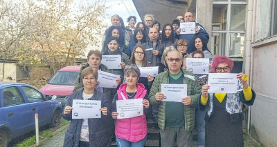Протест на служители от Дирекция „Социално подпомагане“ Ямбол с искане за достоен труд