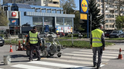 Продължава обновяването на пътната маркировка в Ямбол
