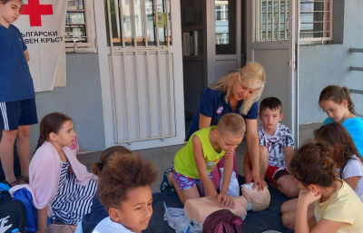 ДЕЦА СЕ УЧАТ ДА ОКАЗВАТ ПЪРВА ПОМОЩ ПРИ ВОДЕН ИНЦИДЕНТ