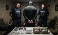 Полицаи заловиха криминално проявен с голямо количество наркотици до училище