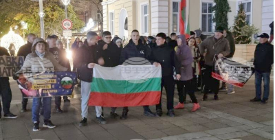 Граждани на Ямбол протестираха на централния площад в града